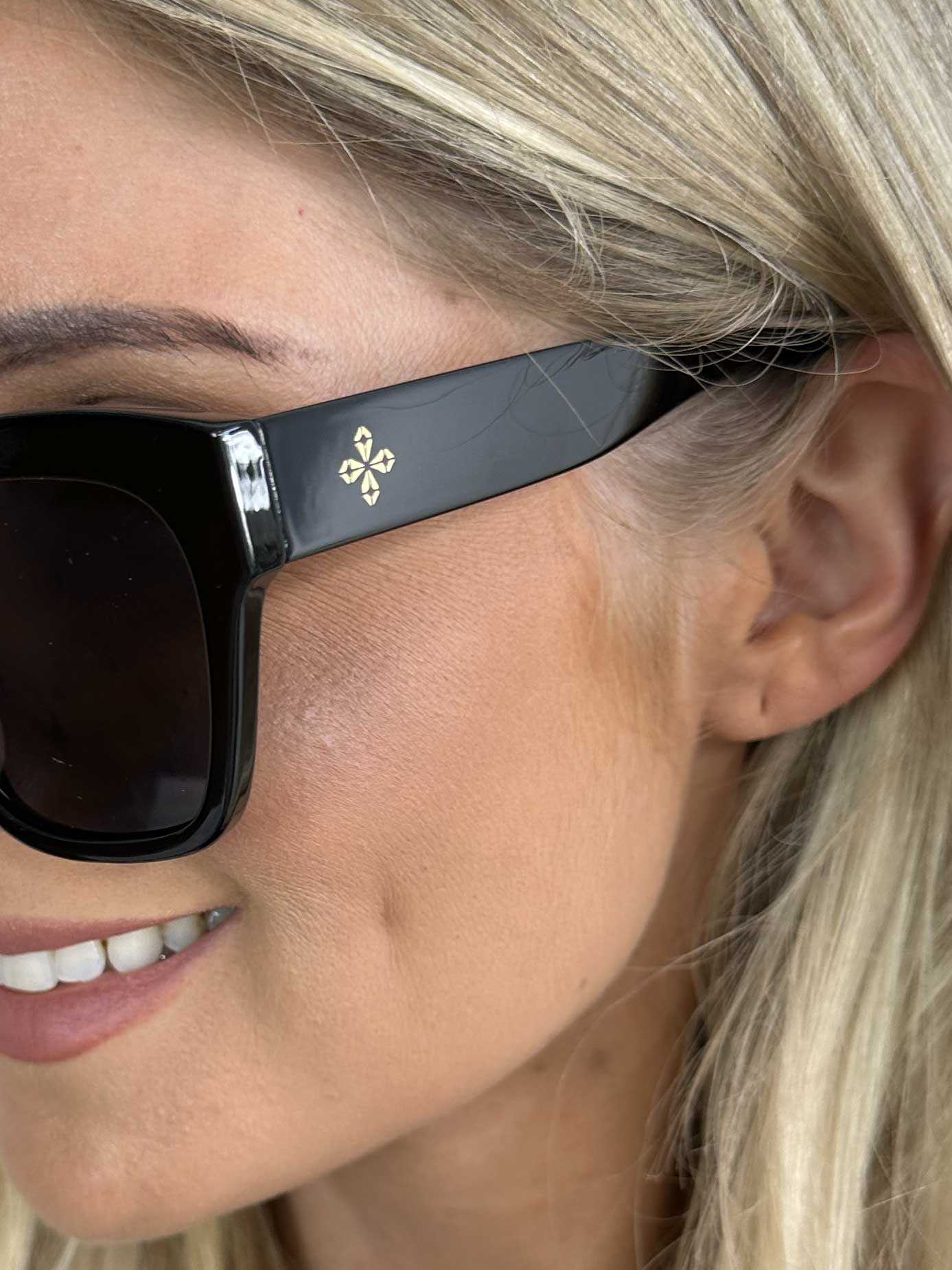 Jasmina - Fine 'cat eye' solbriller med motiv på stellet